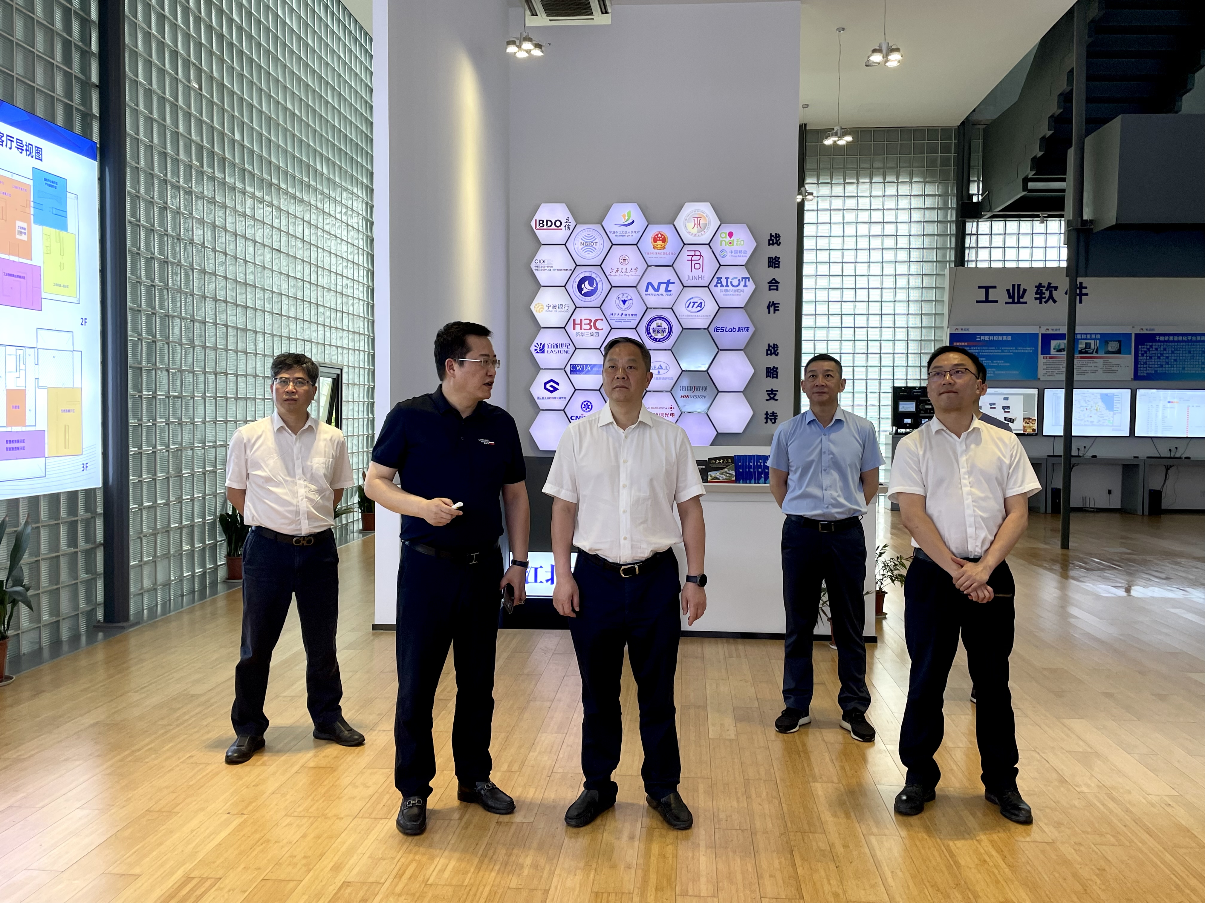 寧波市政府黨組成員、經濟技術開發(fā)區(qū)主任奚明一行蒞臨我司開展主題教育專題調研活動